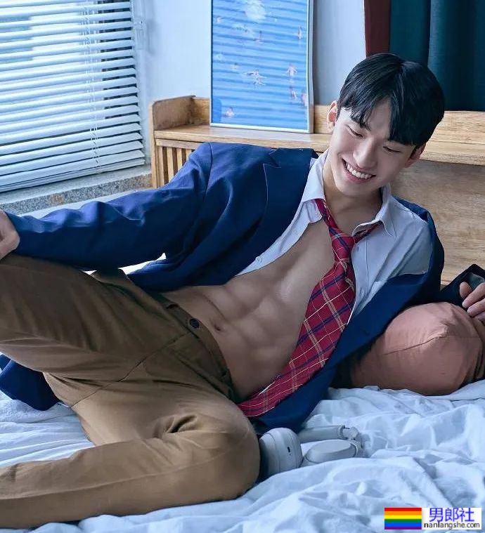 八块腹肌的男大！-51虹马