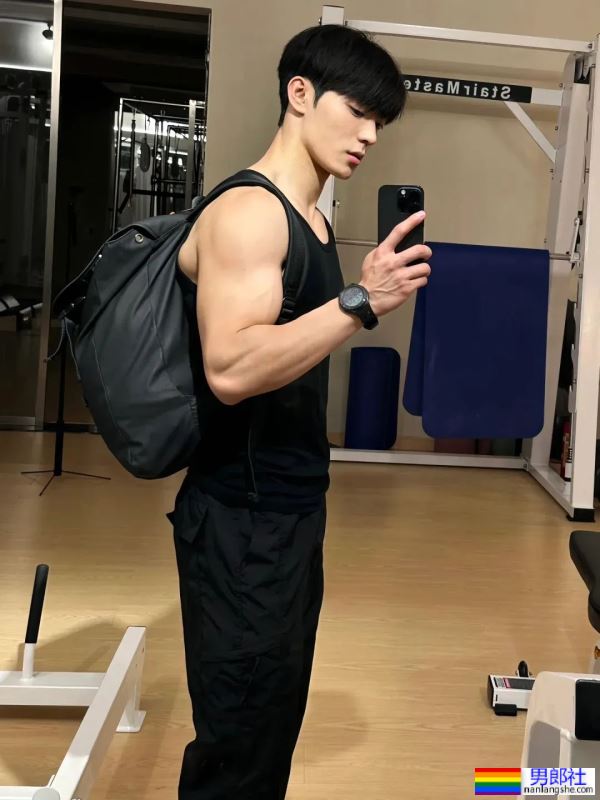 小狼狗学弟高能惹火合辑！低体脂腹肌线条全露无遗！ - 51虹马