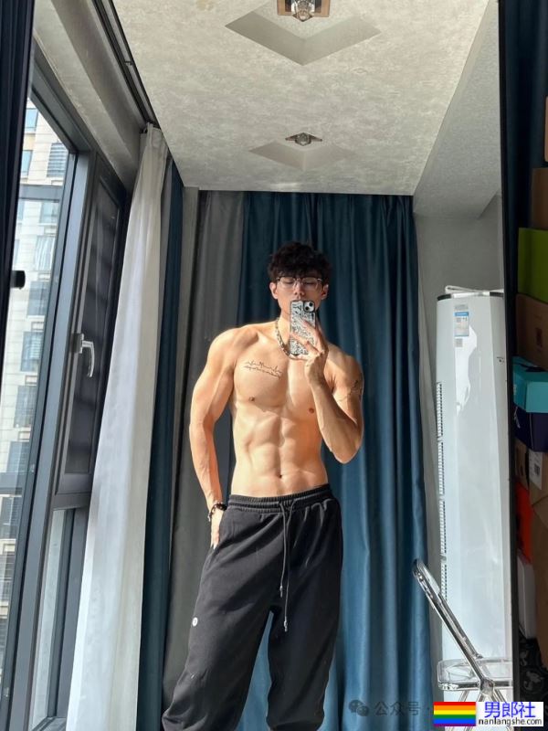 揭秘健身界的“奶狗”男神教练：身高183cm，体重76kg的完美身材！ - 51虹马