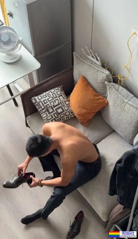 家里来了一位正装肌肉男？ - 51虹马