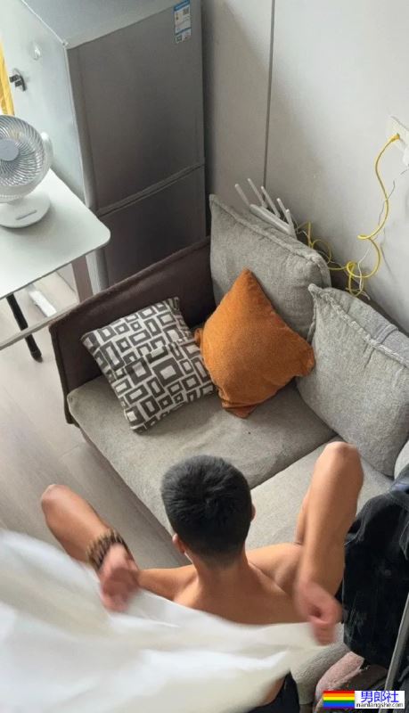 家里来了一位正装肌肉男？ - 51虹马