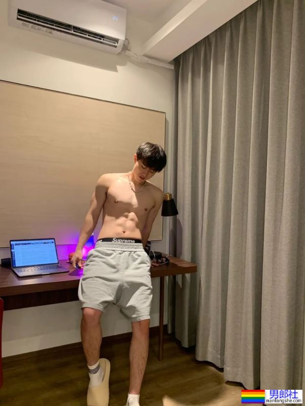 撩起衣服，看腹肌 - 51虹马