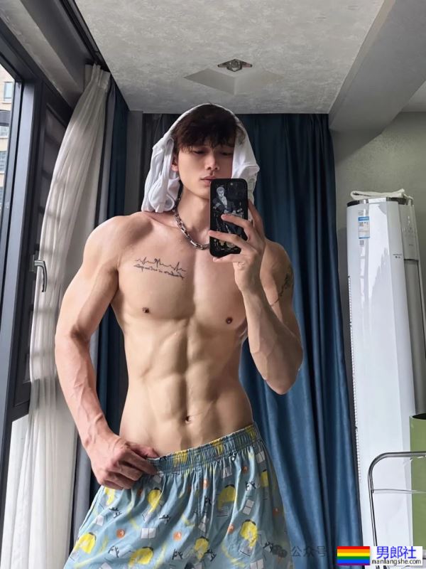 揭秘健身界的“奶狗”男神教练：身高183cm，体重76kg的完美身材！ - 51虹马