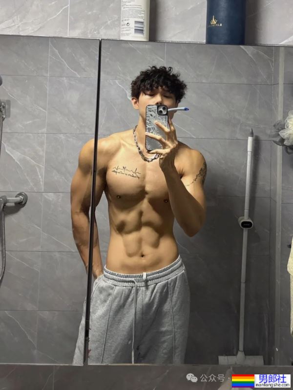 揭秘健身界的“奶狗”男神教练：身高183cm，体重76kg的完美身材！ - 51虹马