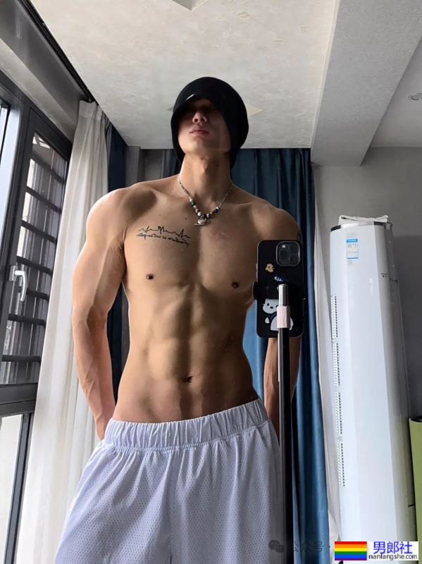 揭秘健身界的“奶狗”男神教练：身高183cm，体重76kg的完美身材！ - 51虹马