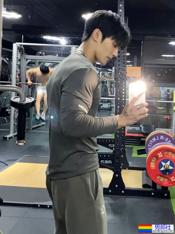 小狼狗学弟高能惹火合辑！低体脂腹肌线条全露无遗！ - 51虹马