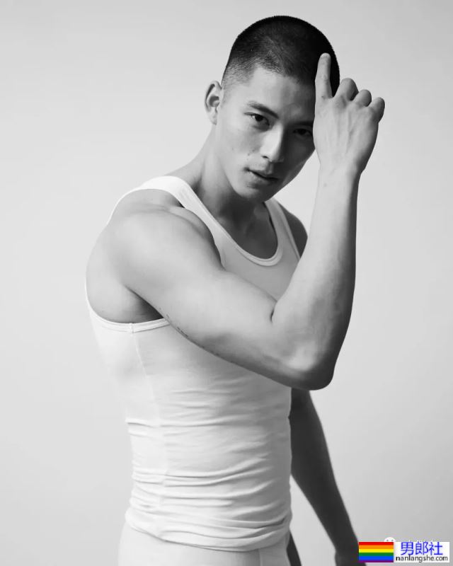 ​这个男模，他出柜了！！ - 51虹马