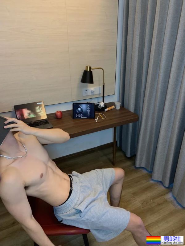 撩起衣服，看腹肌 - 51虹马