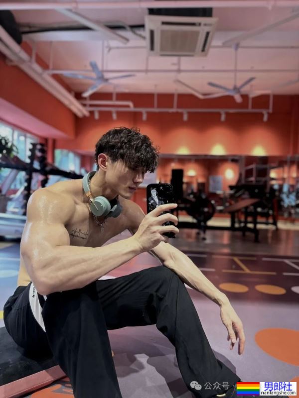 揭秘健身界的“奶狗”男神教练：身高183cm，体重76kg的完美身材！ - 51虹马