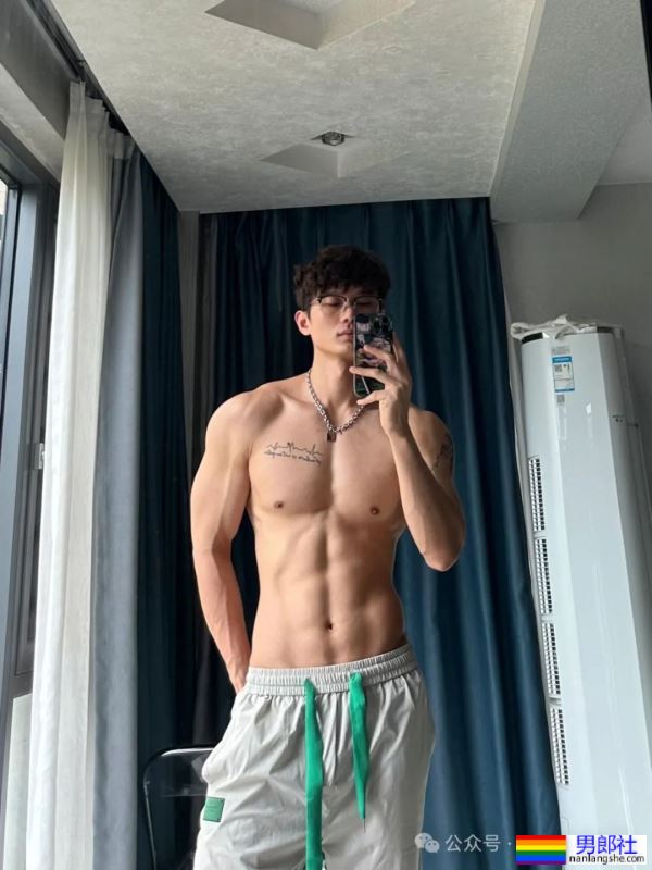 揭秘健身界的“奶狗”男神教练：身高183cm，体重76kg的完美身材！ - 51虹马