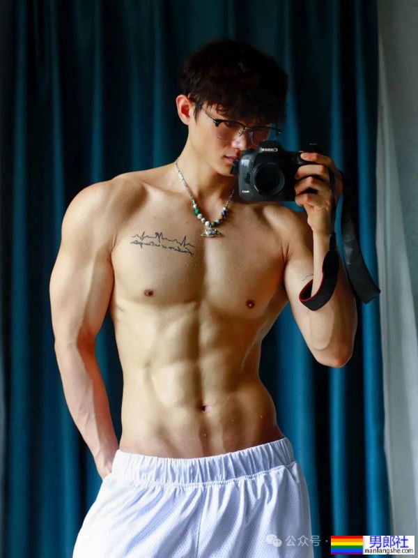 揭秘健身界的“奶狗”男神教练：身高183cm，体重76kg的完美身材！ - 51虹马