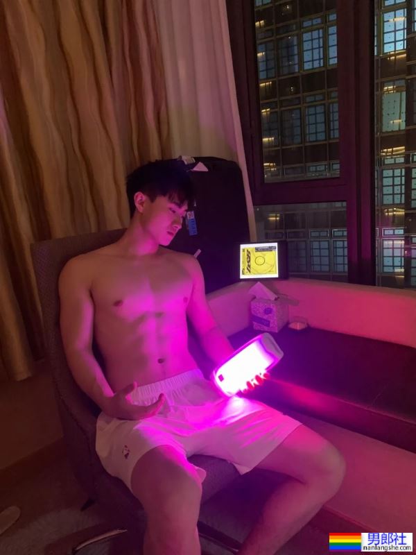 撩起衣服，看腹肌 - 51虹马