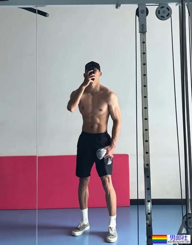 昆明医科大的医生秀肌肉火了！网友直呼太可了！ - 51虹马