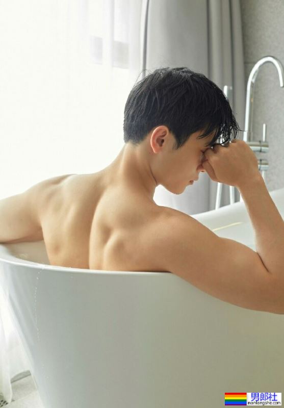 浴室里的大 D i or ，蠢蠢欲动了吗 - 51虹马