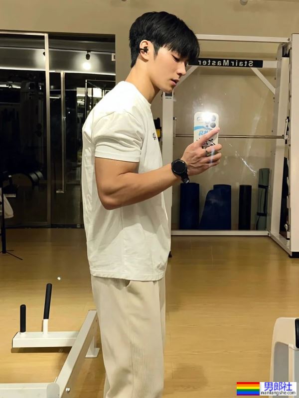 小狼狗学弟高能惹火合辑！低体脂腹肌线条全露无遗！ - 51虹马