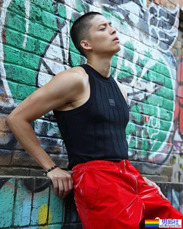 ​这个男模，他出柜了！！ - 51虹马