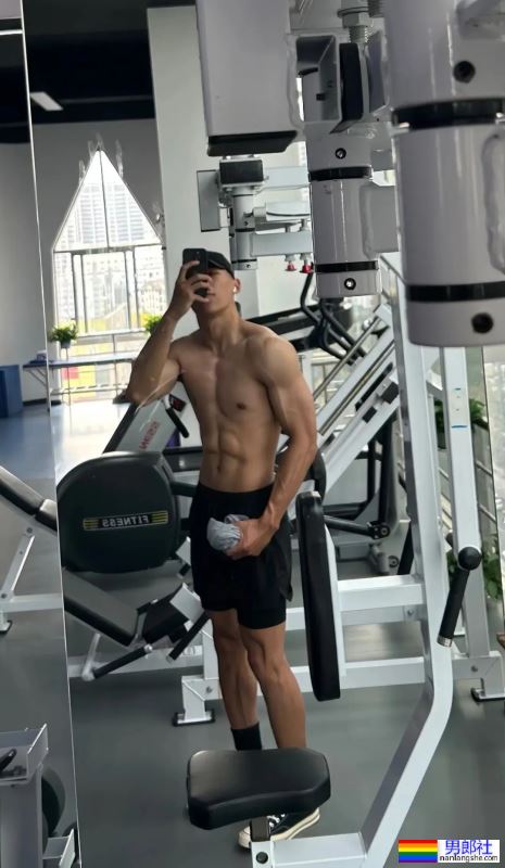 昆明医科大的医生秀肌肉火了！网友直呼太可了！ - 51虹马