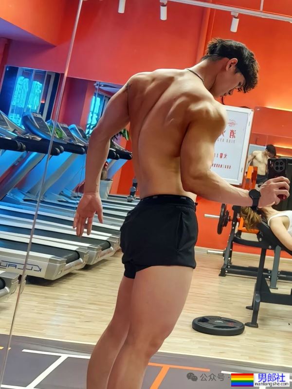 揭秘健身界的“奶狗”男神教练：身高183cm，体重76kg的完美身材！ - 51虹马