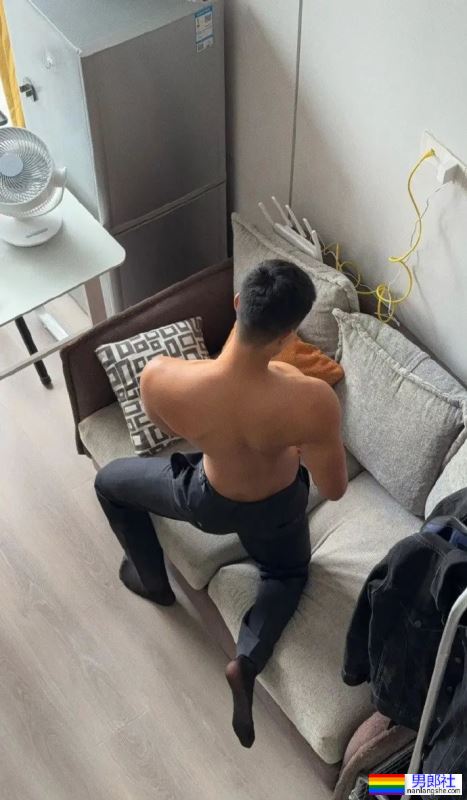 家里来了一位正装肌肉男？-51虹马