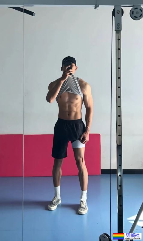 昆明医科大的医生秀肌肉火了！网友直呼太可了！ - 51虹马