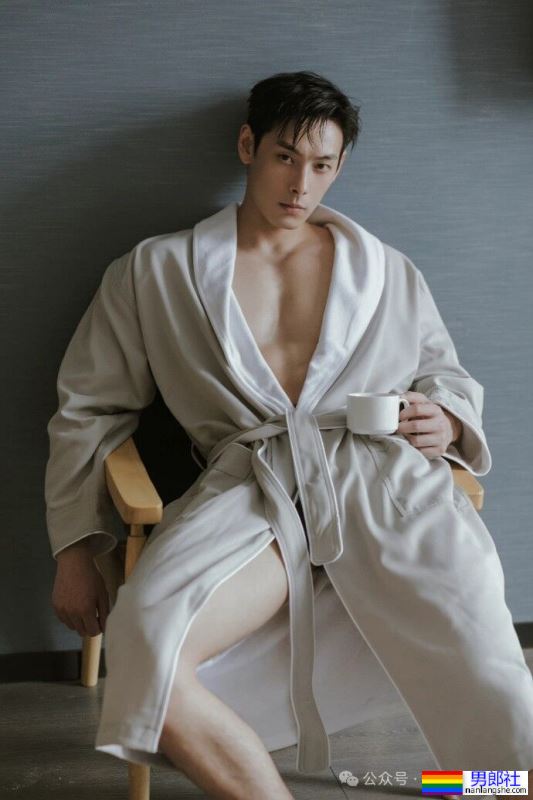 剑眉星目,腹肌诱人!Neal李昂的写真集,每一张都让人想舔屏! - 51虹马 剑眉星目,腹肌诱人!Neal李昂的写真集,每一张都让人想舔屏! - 51虹马