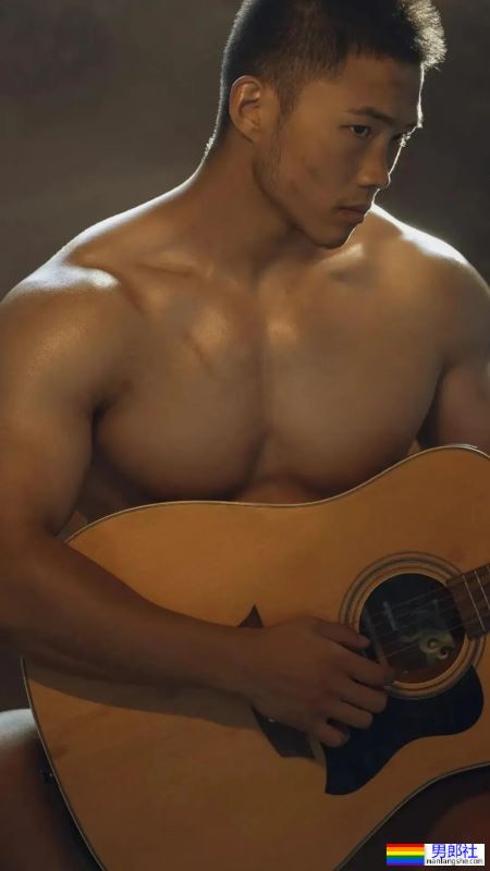 弹吉他的黑皮肌肉壮男洗澡了！ - 51虹马