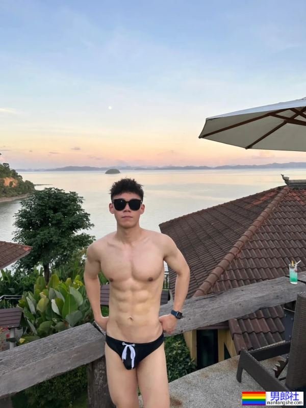 高高瘦瘦的大包男友，请你看腹肌 - 51虹马