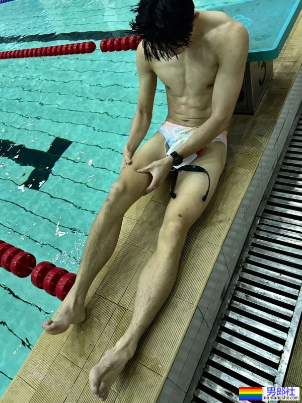 黑皮长腿小哥哥，身材真棒 - 51虹马