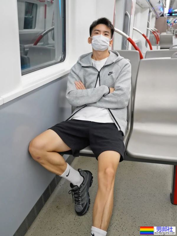 地铁上穿灰裤子的白袜小哥 - 51虹马