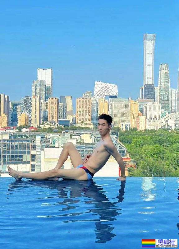 瘦猴系帅哥，这身子很让人馋啊 - 51虹马