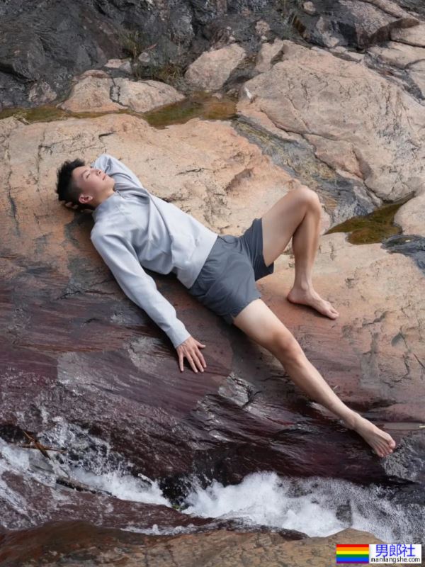 地铁上穿灰裤子的白袜小哥 - 51虹马