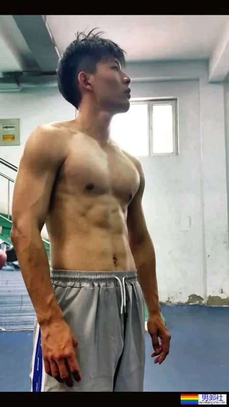 河北体育学院18岁男大，浴室自拍只能打码才能发 - 51虹马