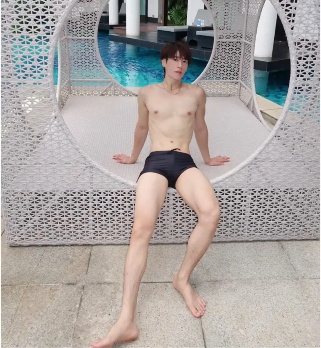 青春无敌，有小腹肌的男大 - 51虹马