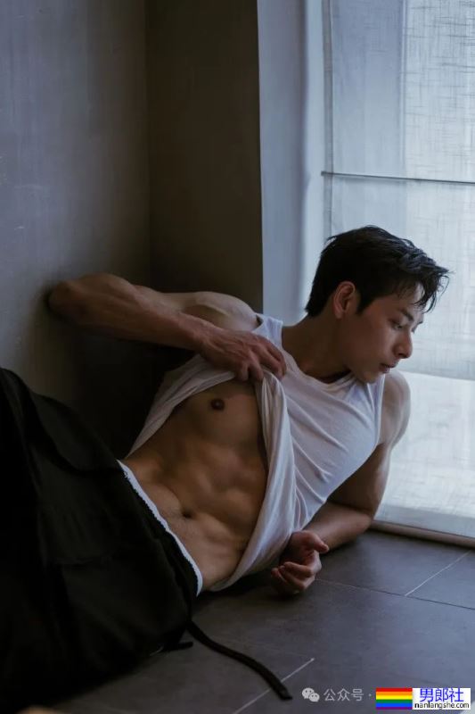 剑眉星目,腹肌诱人!Neal李昂的写真集,每一张都让人想舔屏! - 51虹马 剑眉星目,腹肌诱人!Neal李昂的写真集,每一张都让人想舔屏! - 51虹马