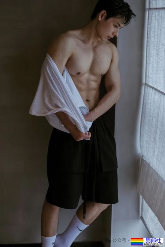 剑眉星目,腹肌诱人!Neal李昂的写真集,每一张都让人想舔屏! - 51虹马 剑眉星目,腹肌诱人!Neal李昂的写真集,每一张都让人想舔屏! - 51虹马