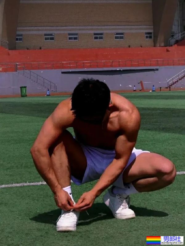 太原理工大学的体育生学长，直男的肌肉身材真棒 - 51虹马