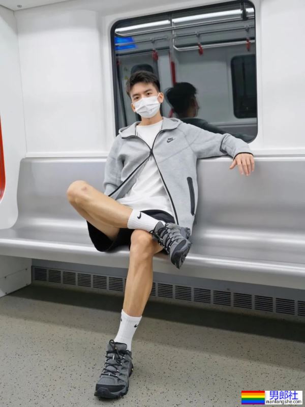 地铁上穿灰裤子的白袜小哥 - 51虹马