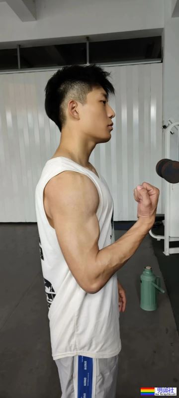 河北体育学院18岁男大，浴室自拍只能打码才能发 - 51虹马