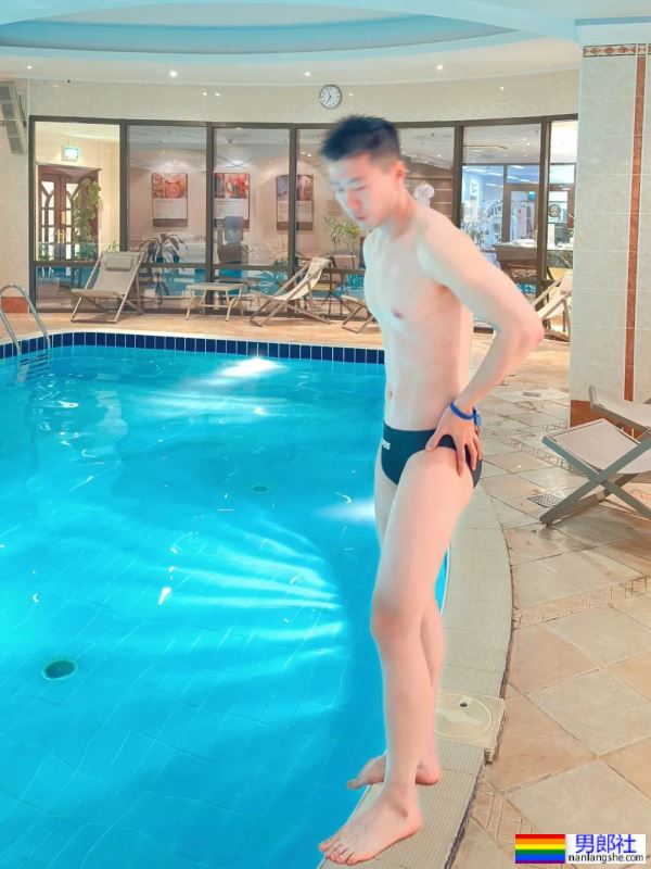 白白嫩嫩的，大长腿帅哥 - 51虹马