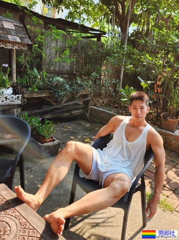 黝黑的肌肤，散发出一种无法抗拒的魅力，让人为之倾倒 - 51虹马