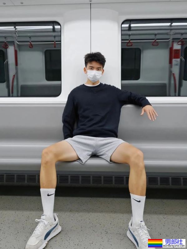 地铁上穿灰裤子的白袜小哥 - 51虹马