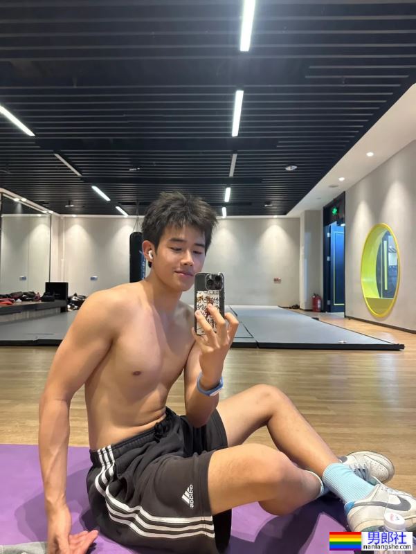 薄肌小帅哥 - 51虹马