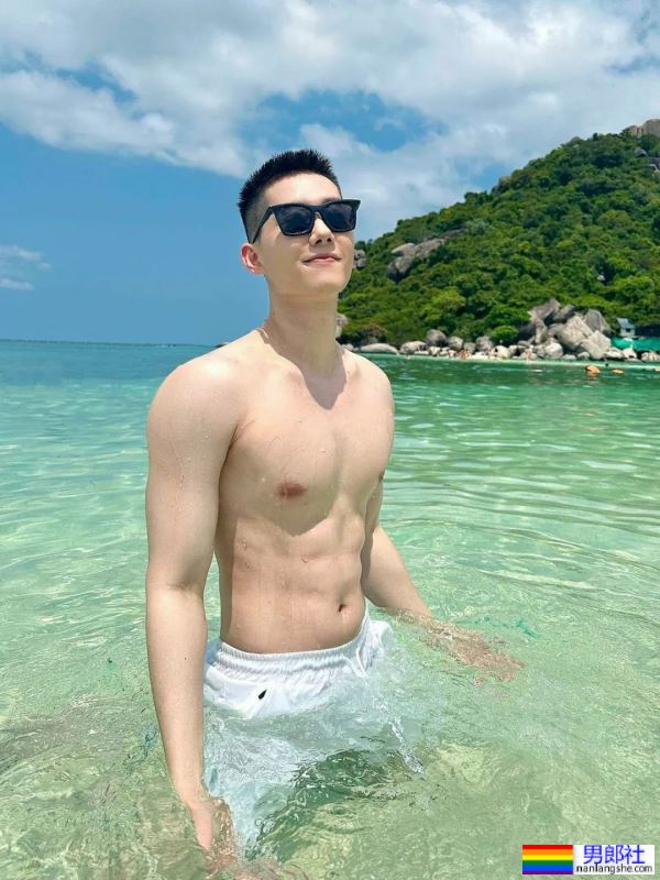 碧海蓝天，阳光帅气小鲜肉，穿着好清爽 - 51虹马