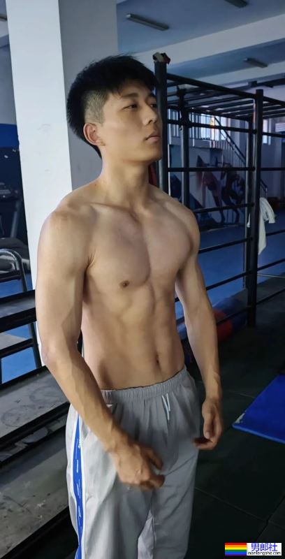 河北体育学院18岁男大，浴室自拍只能打码才能发 - 51虹马