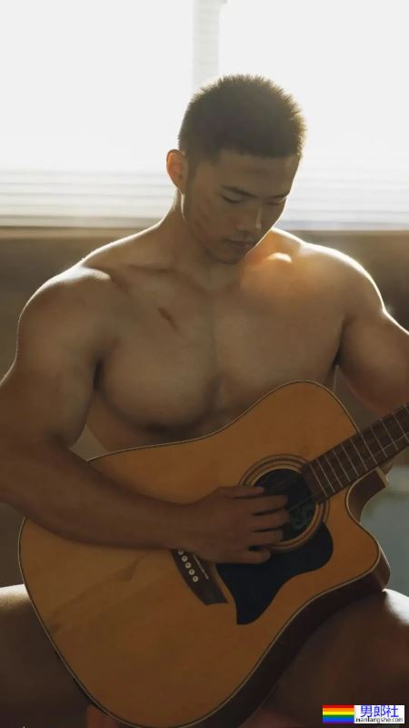 弹吉他的黑皮肌肉壮男洗澡了！ - 51虹马