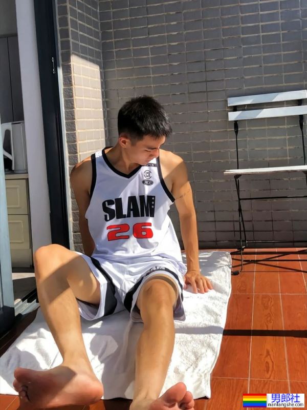 极品男大体育生，很难不爱 - 51虹马