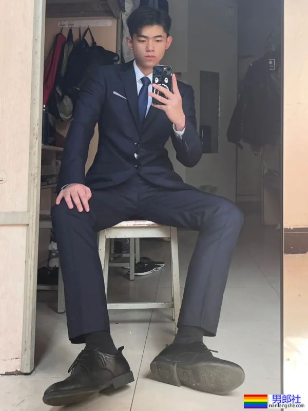 正装体育生男大 185CM - 51虹马