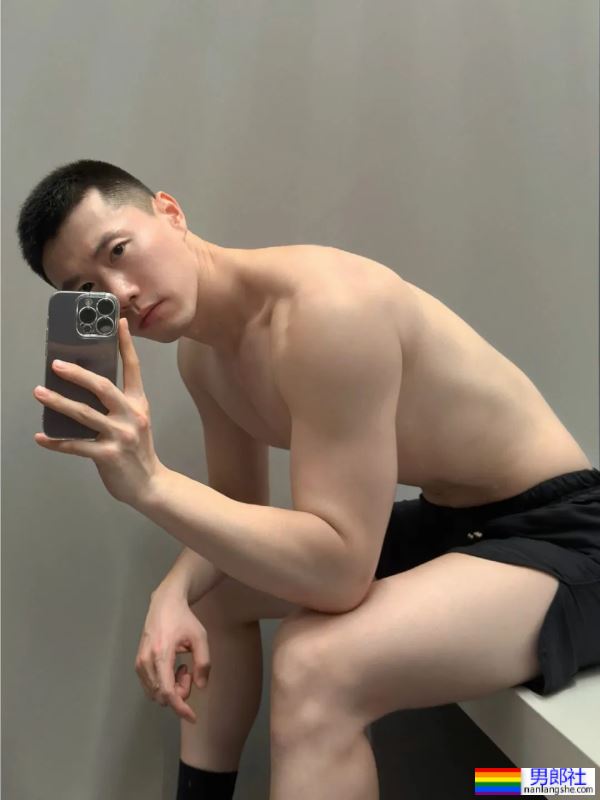 白白嫩嫩的，大长腿帅哥 - 51虹马