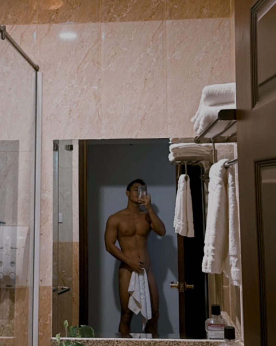 肌肉名媛的浴巾掉了!为找金主太没下限了! - 51虹马 肌肉名媛的浴巾掉了!为找金主太没下限了! - 51虹马