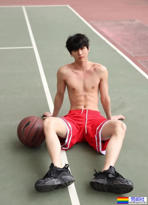 青春无敌，有小腹肌的男大 - 51虹马